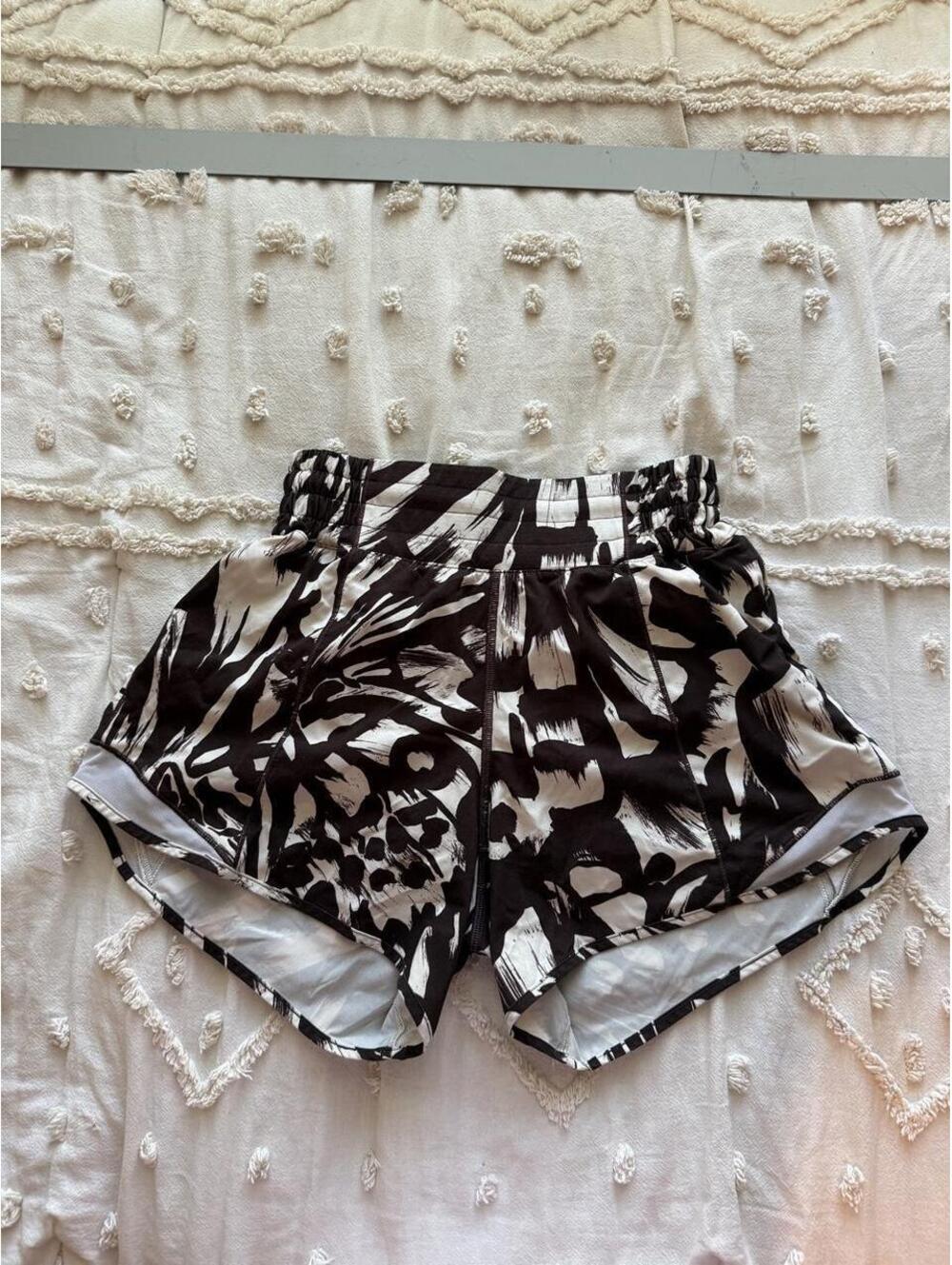 Lululemon Black White Abstract Floral Speed Shorts Size 2
